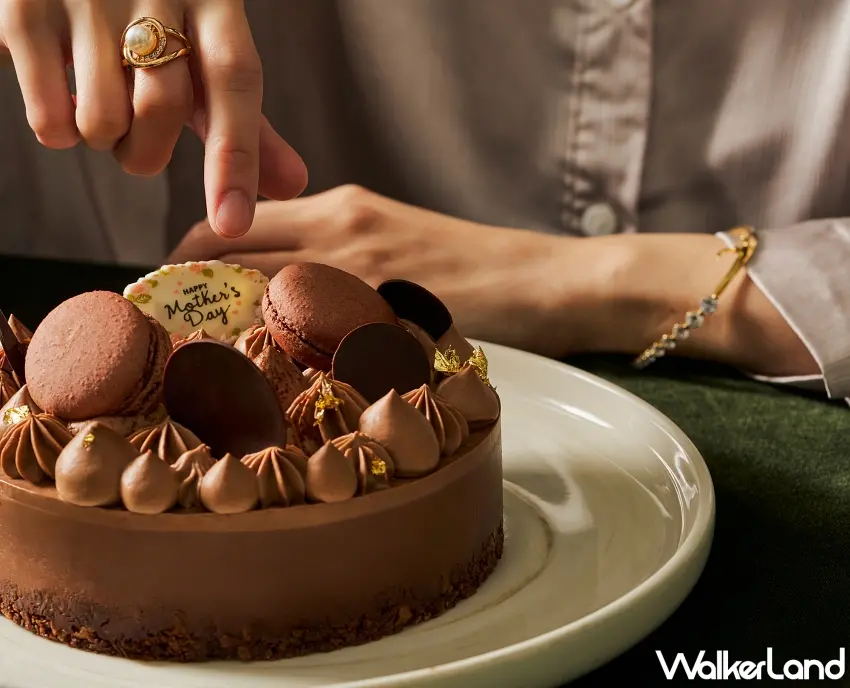 ▲台北W飯店母親節首推「法芙娜瓜納拉70%巧克力栗子蛋糕」，其醇厚微苦的風味宛如母親優雅率性的特質，自帶迷人光芒與力量。圖／台北W飯店提供；窩客島編輯李維唐整理