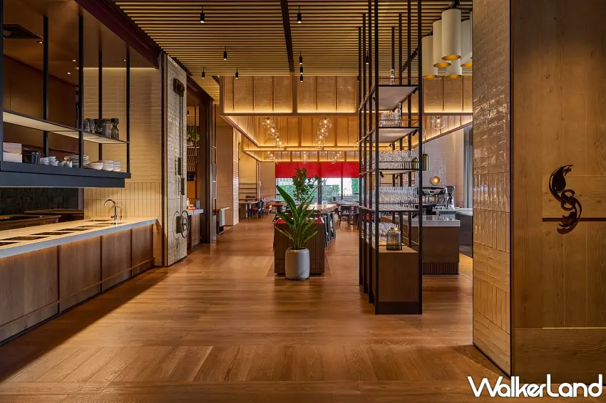 ▲位於飯店10樓的現代法式餐廳Seasons by olivier e.，以溫暖木質調基底與森林般舒適氛圍，提供賓客優雅的用餐環境。圖／台北W飯店提供；窩客島編輯李維唐整理