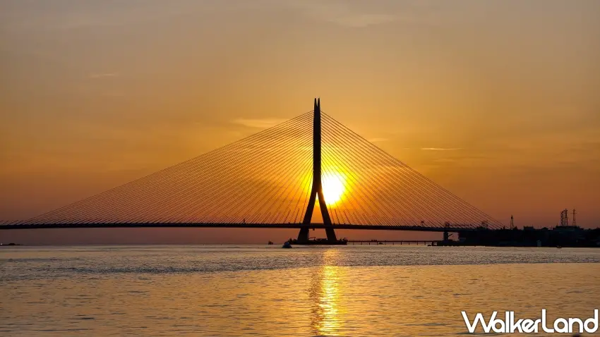 ▲淡水夕陽搭配全球最長的單塔不對稱斜張橋「淡江大橋」，世界級美景。(攝影：編輯 鄭雅之)