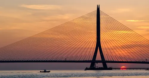 千陽號航向淡江大橋！12米千陽號停靠淡水58天，野餐、音樂會先上橋嗨。