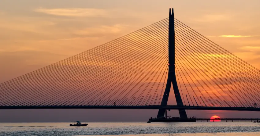 千陽號航向淡江大橋！12米千陽號停靠淡水58天，野餐、音樂會先上橋嗨。