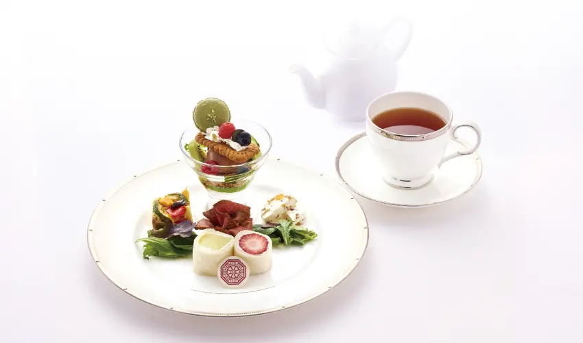 ▲優雅單盤同時享受甜點與鹹食，輕盈詮釋英國傳統下午茶。