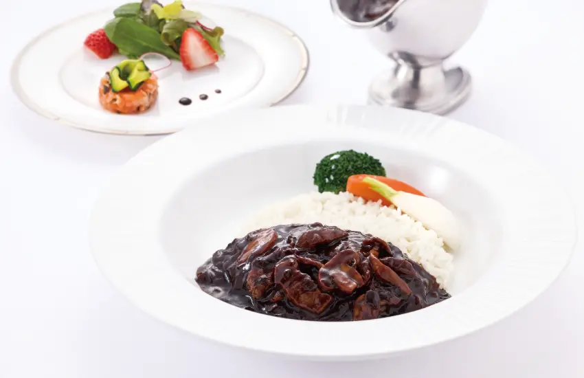 ▲11：00起供應的正餐，燉煮漢堡排、經典風味的特製燴飯等多樣品項。