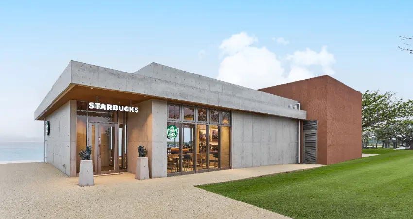 ▲星巴克咖啡 名護21世紀之森公園 Akemio Terrace 店坐落於21世紀之森公園的草坪廣場與步道盡頭。