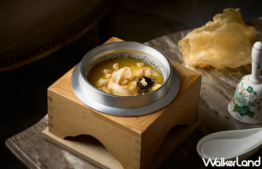 ▲岩耳花膠御皇粥：將鱈魚花膠慢燉至軟嫩Q彈，搭配爽脆清新的岩耳與五穀米粥底，並以石鍋持溫上桌，每一口都蘊含豐厚膠原蛋白 。圖／玉天璽提供；窩客島整理