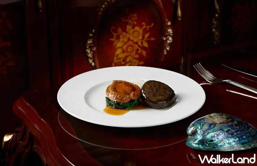 ▲蠔皇吉品鮑魚尊：展現極致燜鮑工藝，將南非18頭吉品溏心鮑長時間燜煮至膠質釋放，入口軟嫩飽滿且回甘 。圖／玉天璽提供；窩客島整理