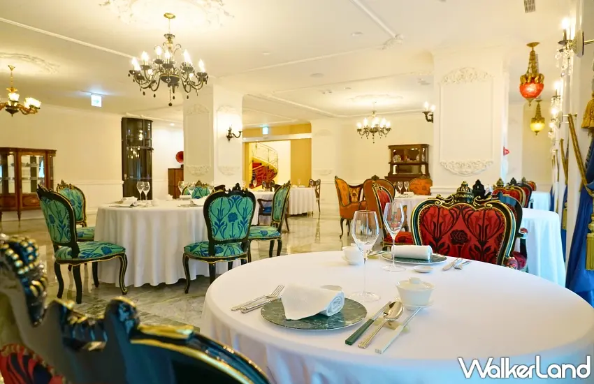 ▲一樓貴賓席區：用餐空間以大理石鋪陳穩重基調，並擺設國際古董藝術燈具與精品家具，營造出頂級餐廳與藝術空間交織的獨特氛圍 。圖／玉天璽提供；窩客島整理