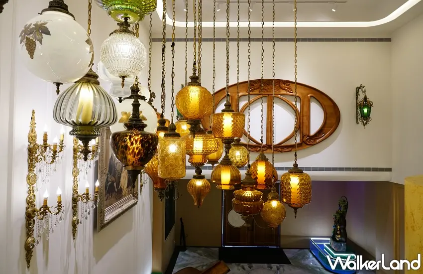 ▲一樓迎賓大廳手工玻璃吊燈：迎賓大廳陳列業主精心蒐藏的義大利穆拉諾（Murano）手工吹製玻璃吊燈，在光影流轉間展現優雅且溫潤的空間底蘊 。圖／玉天璽提供；窩客島整理