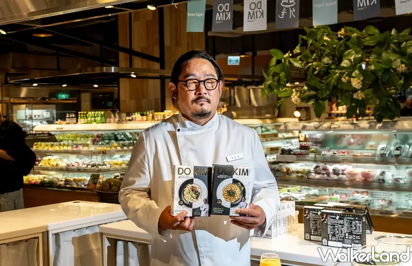 ▲金度潤主廚手持全球首發的星級拌麵，宣布即日起於台灣指定通路正式開賣 。 圖／阿舍食品提供；窩客島編輯李維唐整理