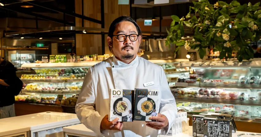 不出國也能吃米其林！黑白大廚金度潤DO KIM拌麵登台，韓式紫蘇油與雙醬驚豔亮相。