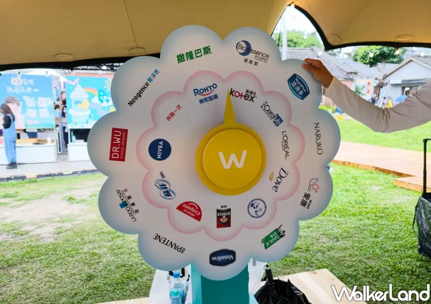 ▲上萬份打卡禮物大方送，民眾參與轉轉樂就能隨機領取醫美美妝大牌好禮。(攝影：鄭雅之)