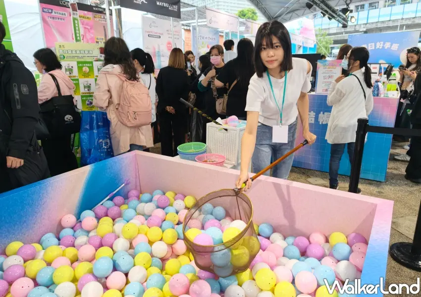 ▲銅板價參與春日滿手抓活動，有機會親手撈出千元現金或是超人氣品牌福袋。(攝影：鄭雅之)