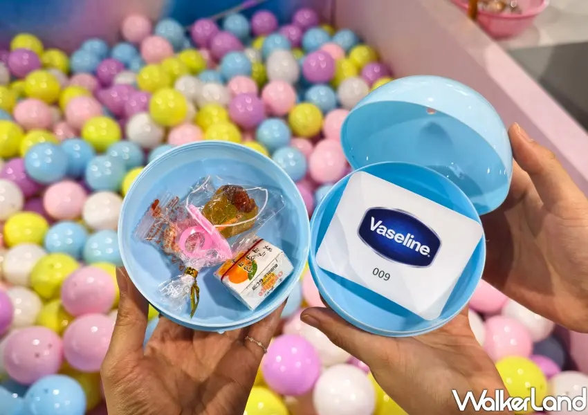 ▲春日滿手抓活動內容超豐富，扭蛋中藏有懷舊零食與凡士林等品牌專屬兌換券。(攝影：鄭雅之)