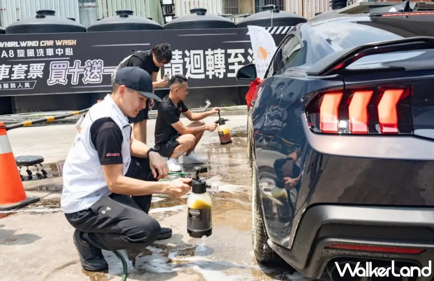 ▲專業職人蹲在車側，使用噴霧器材細心清潔車輪鋁圈，展現職人專業與對細節的專注。圖／A8旋風洗車中心提供；窩客島整理