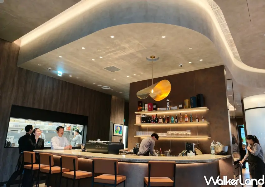 ▲NO CODE TAIPEI大理石吧檯展現輕奢質感美學，米澤文雄主廚坐鎮內湖舊宗路商圈，是下班微醺與約會新選擇。(攝影：鄭雅之)
