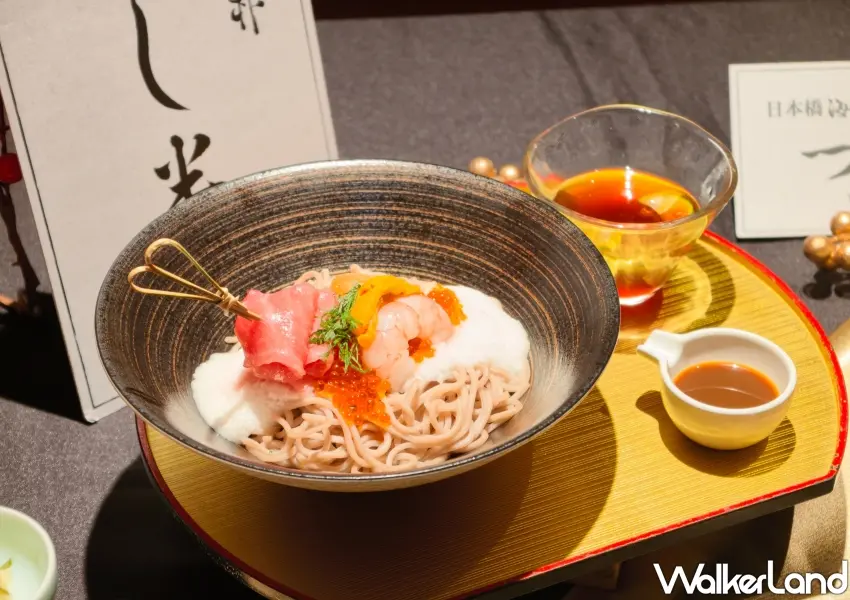 ▲日本橋海鮮丼辻半首創黑鮪魚海味蕎麥沾麵，展現華麗極致海味。(攝影：鄭雅之)