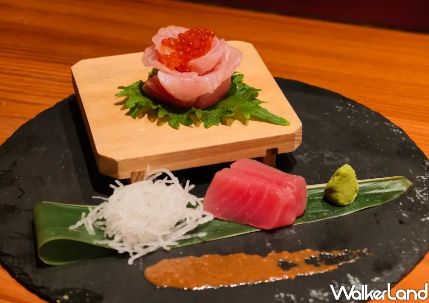▲手工打造的極緻紅甘魚玫瑰，搭配魚卵與紫蘇展現優雅食感。(攝影：鄭雅之)