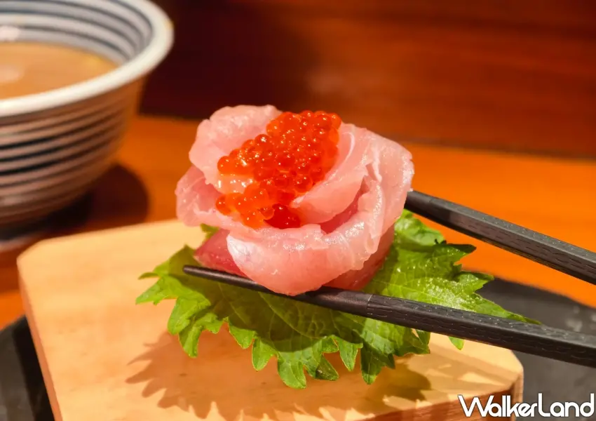 ▲粉嫩紅甘魚片捲成浪漫玫瑰形狀，是母親節最吸睛的視覺饗宴。(攝影：鄭雅之)