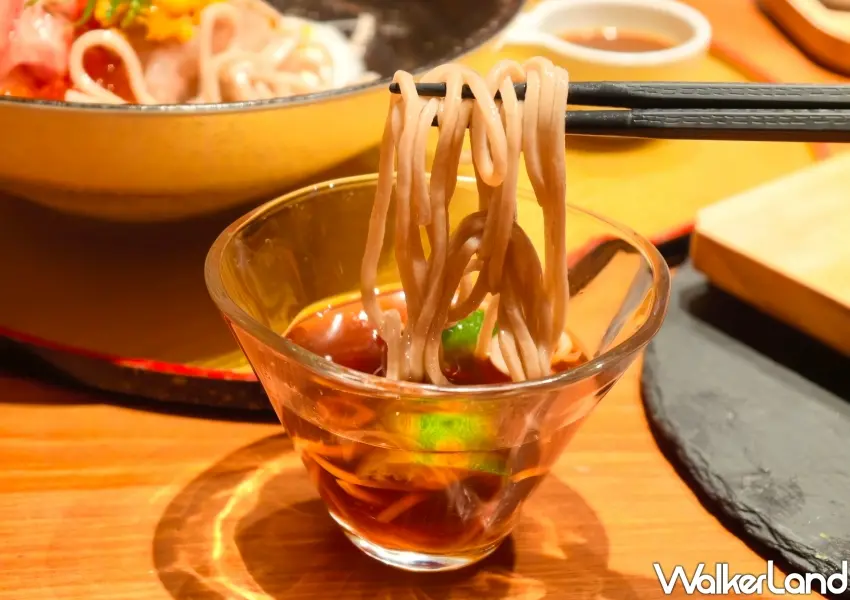▲清爽的蕎麥麵沾上高知柚子醬汁，開啟夏日最沁涼的味蕾體驗。(攝影：鄭雅之)