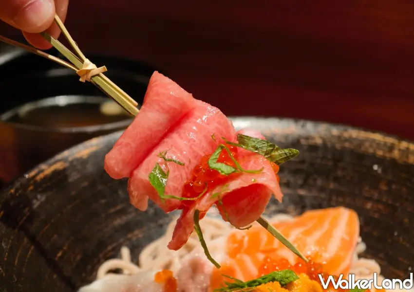 ▲選用頂級黑鮪魚搭配鮮甜魚卵，打造入口即化的黑鑽級享受。(攝影：鄭雅之)