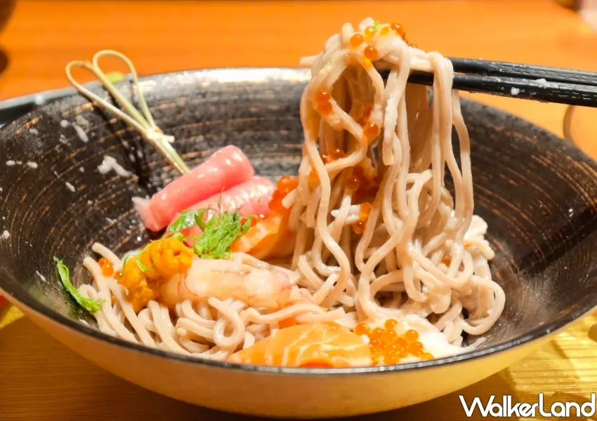 ▲集結海膽、黑鮪魚與天使紅蝦，這碗奢華海鮮沾麵層次感十足。(攝影：鄭雅之)
