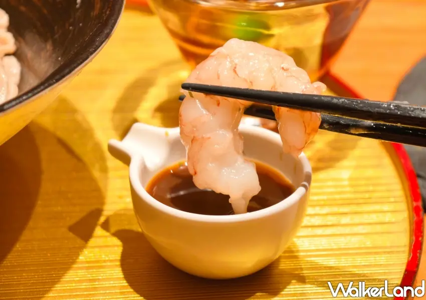 ▲肥美鮮甜的蝦肉沾取職人特製醬汁，每一口都能吃出海洋鮮味。(攝影：鄭雅之)