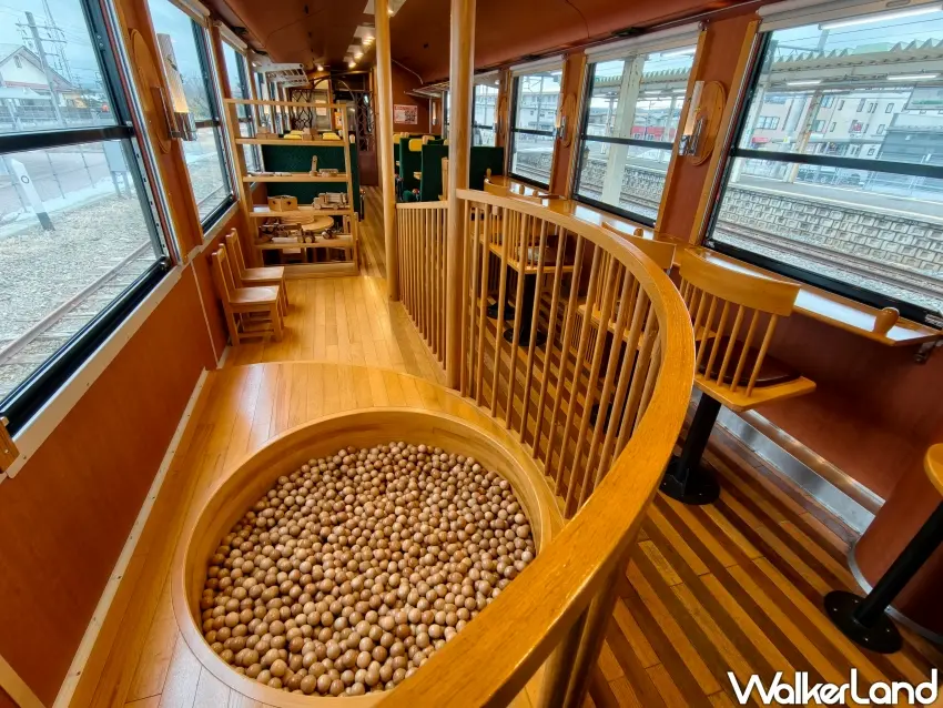 ▲「鳥海山麓線」玩具列車，滿載童趣的車廂巧妙融合在地木工技藝，木製球池最為吸睛。（攝影：楊婷雅）