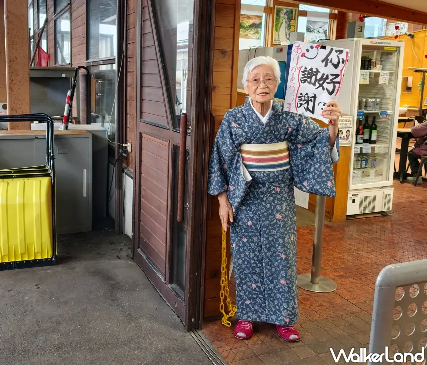 ▲列車抵達矢島站之際，當地知名的松子奶奶會現身迎接旅人。（攝影：楊婷雅）