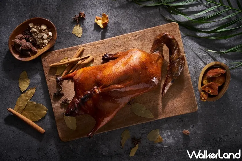 ▲獲米其林指名推薦的「桂花片皮烤鴨」，醃製過程加入桂花蜜鴨鹽，肉質散發淡雅花香 。圖／國聯大飯店提供；窩客島編輯李維唐整理