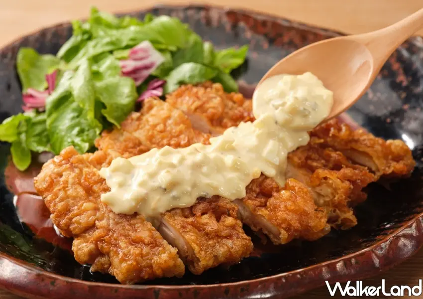 ▲001「南蠻炸雞定食」選用多汁雞腿肉酥炸，淋上特製塔塔醬，是「彌生軒」必吃道地日本滋味。