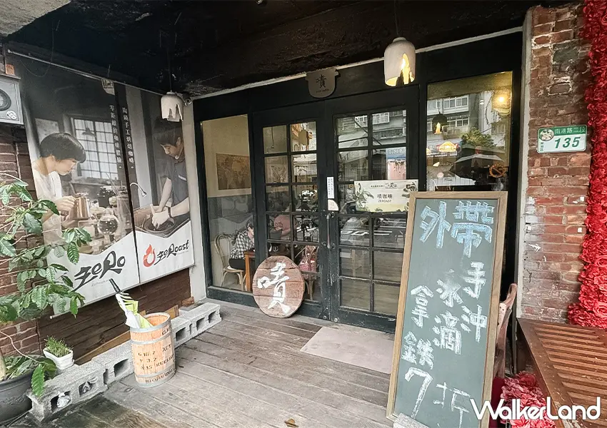 ▲位於南港路上的「嘖咖啡」隱身在繁華街道旁的建築（攝影：蕭芷琳）