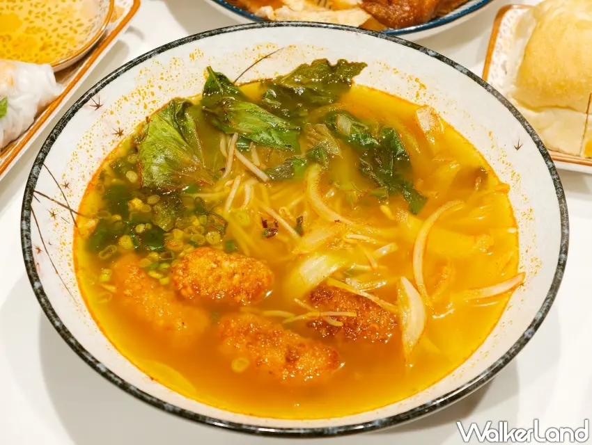 ▲「叻沙雙魚麵」叻沙湯頭香氣濃厚，並融合椰奶的溫潤與香料的微辣，每一口麵條皆吸滿湯汁精華。（攝影：楊婷雅）