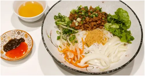 一口秒飛越南！越好吃越南料理進駐SOGO忠孝店，道地越南風味結合創意料理新登場。