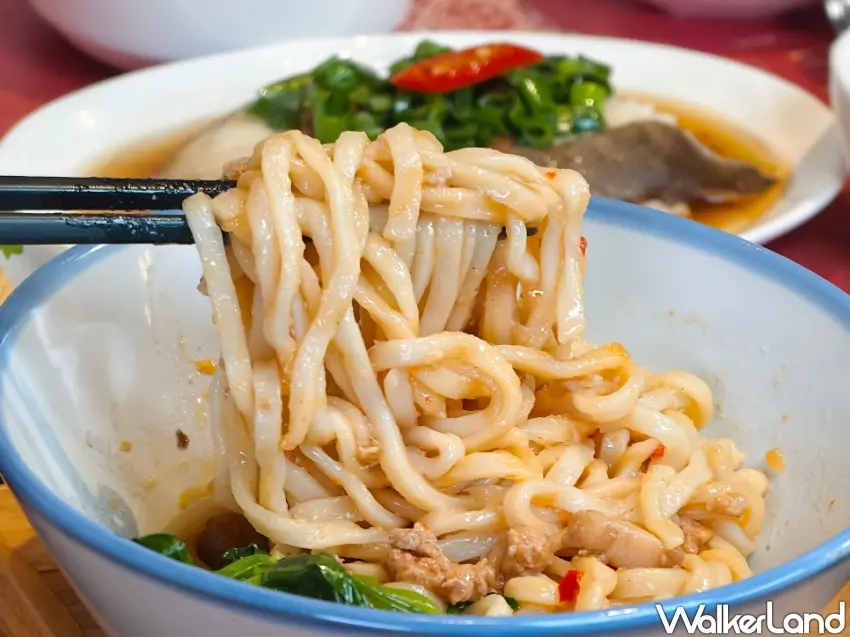 ▲蒜香肉燥麵以台灣在地蒜頭與溫體豬慢火熬製肉燥，均勻拌入麵條後展現出濃厚的古早味。（攝影：楊婷雅）