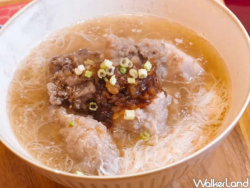 ▲「芋頭排骨酥米粉湯」結合芋頭、排骨、香菇與油蔥等經典食材，帶出溫潤傳統風味。（攝影：楊婷雅）
