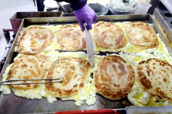 ▲新店一日遊必吃美食推薦！新店人氣早餐「旭達豆漿店」現擀現煎手工蛋餅，配上蒜蓉醬油超涮嘴。(攝影：部落客 ifunny艾方妮)