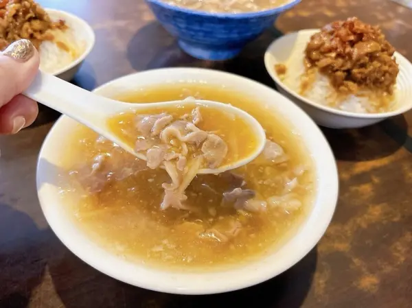 ▲新店一日遊必吃美食推薦！新店北鴨鴨肉羹店內羹湯用最獨特的仿效鋼管輸送，鴨肉飯淋上蔥油香氣迷人。(攝影：部落客 吃貨小姐姐の饗樂生活。)