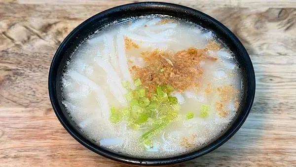 ▲新店一日遊必吃美食推薦！黃記米粉湯乳白色豚骨湯頭可免費加湯。(攝影：部落客 岳岳欲食x新北美食x台北美食x美食推薦)