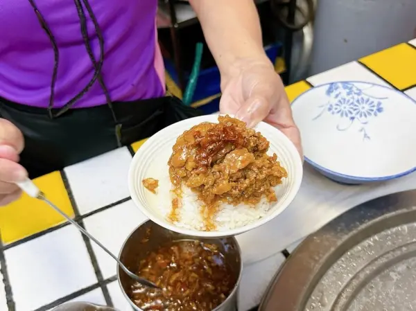 ▲新店一日遊必吃美食推薦！新店北鴨鴨肉羹人氣必點推薦，鴨肉飯淋上蔥油香氣迷人。(攝影：部落客 吃貨小姐姐の饗樂生活。)