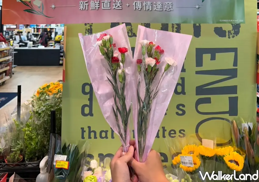 ▲全聯母親節康乃馨快閃活動浪漫登場，採買甜點後順手帶上一束鮮花把感謝說出口。