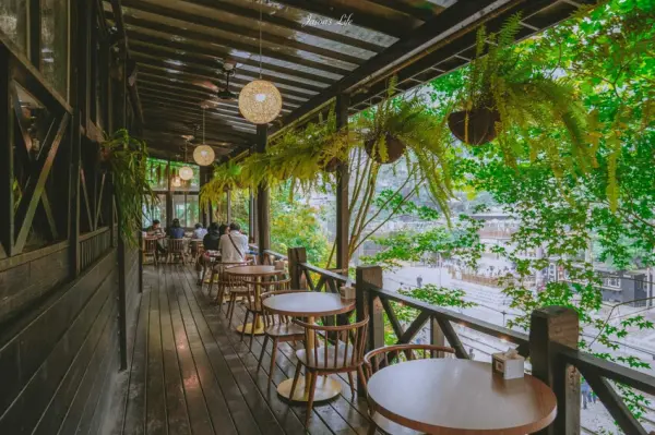 ▲苗栗景觀餐廳推薦！3 Hills café以雨林植栽及觀葉植物環繞的玻璃屋、戶外區，能近距離欣賞舊山線鐵道美景。(攝影：部落客 Jason's Life)