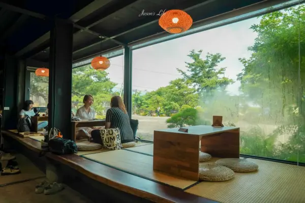 ▲苗栗景觀餐廳推薦！Project C3 Cafe可以在榻榻米上透過大片落地窗欣賞松柏盆栽、日式禪風庭園。(攝影：部落客 Jason's Life)