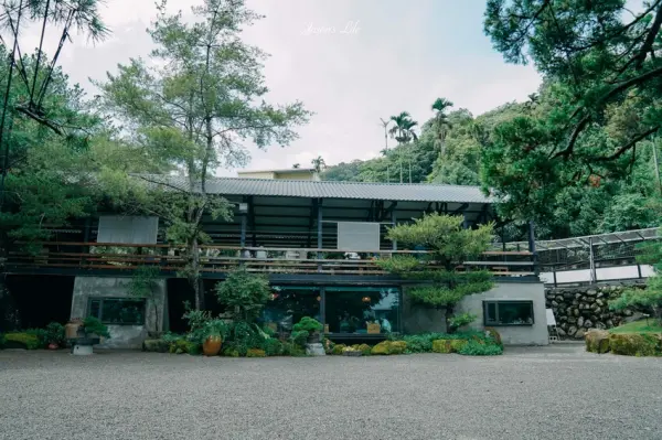 ▲苗栗景觀餐廳推薦！Project C3 Cafe可以在榻榻米上透過大片落地窗欣賞松柏盆栽、日式禪風庭園。(攝影：部落客 Jason's Life)