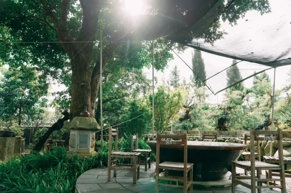 ▲苗栗景觀餐廳推薦！Project C3 Cafe可以在榻榻米上透過大片落地窗欣賞松柏盆栽、日式禪風庭園。(攝影：部落客 Jason's Life)