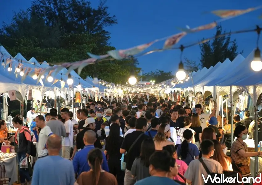 ▲大鮪市集集結百家攤商與文創手作，大東港地區熱鬧非凡，吸引滿滿人潮體驗道地海味小吃。