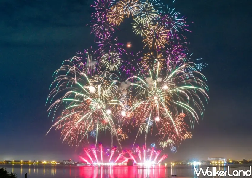 ▲屏東黑鮪魚季限定煙火在夜空中綻放，串聯起音樂與藝術交織的精彩旅程。