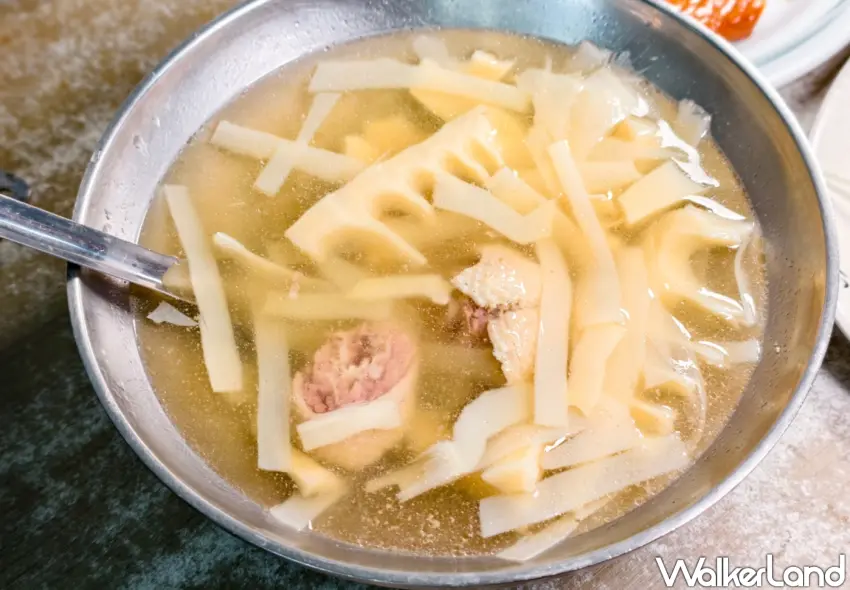 ▲在「北門鴨肉」點鵝肉切盤會附上一碗以筍子熬製的清湯,並提供續湯服務。(美食好芃友提供)
