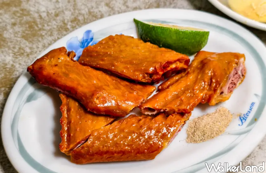 ▲燻茶鵝翅的煙燻香氣濃郁,結合茶香與鹹香風味,入口後餘韻悠長。(美食好芃友提供)