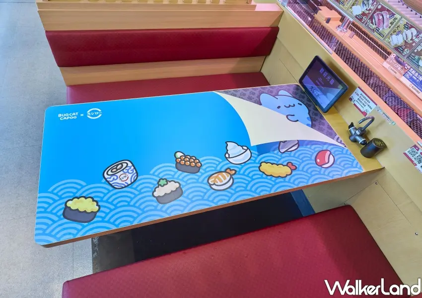 ▲壽司郎特色主題店內裝設計，藍色海浪背景襯托出咖波躲貓貓聯名活動的獵奇風格。