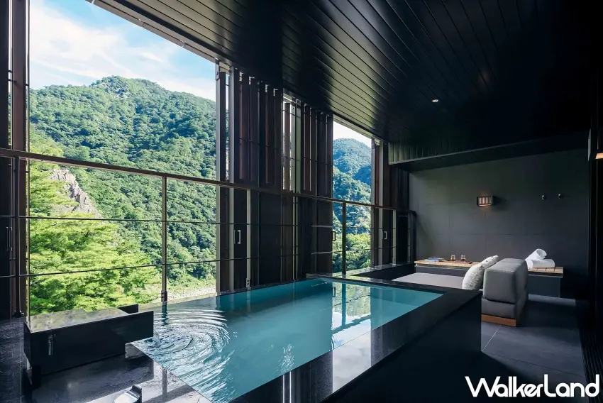 ▲專案限定入住的「月見」房型，擁有極致的半露天湯浴空間，能一邊泡湯一邊遠眺翠綠山景。 圖／虹夕諾雅 谷關提供；窩客島整理